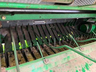 Presse à balles rondes John Deere 582 - 7