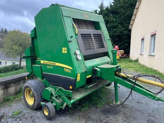 Presse à balles rondes John Deere 582 - 1