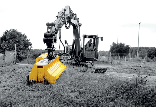 Matériel forestier - Broyeurs de végétaux - Tête de broyage à marteaux mobiles sur pelle