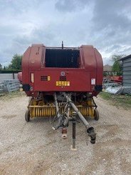 Presse à balles rondes New Holland BR740 - 2