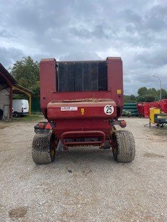 Presse à balles rondes New Holland BR740
