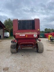 Presse à balles rondes New Holland BR740 - 3