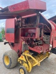 Presse à balles rondes New Holland BR740 - 5