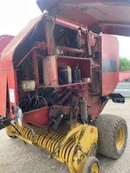 Presse à balles rondes New Holland BR740 - 4