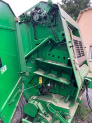 Presse à balles rondes John Deere 582 - 4